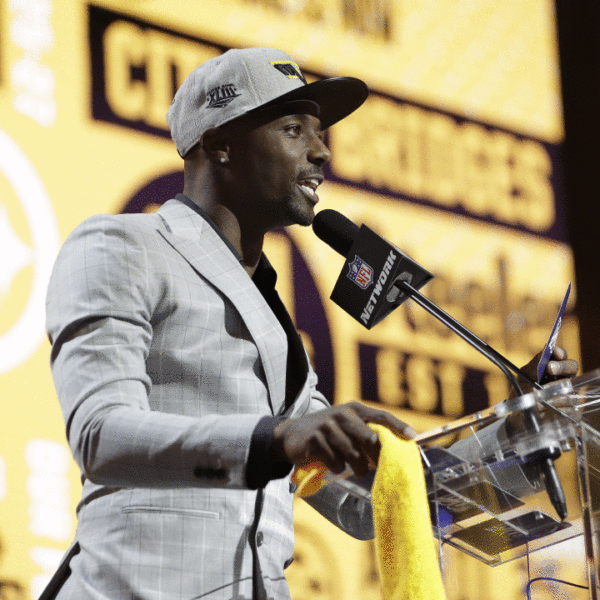 050_2019NFLDraft Santonio Holmes announces the Steelers pick at the NFL Draft